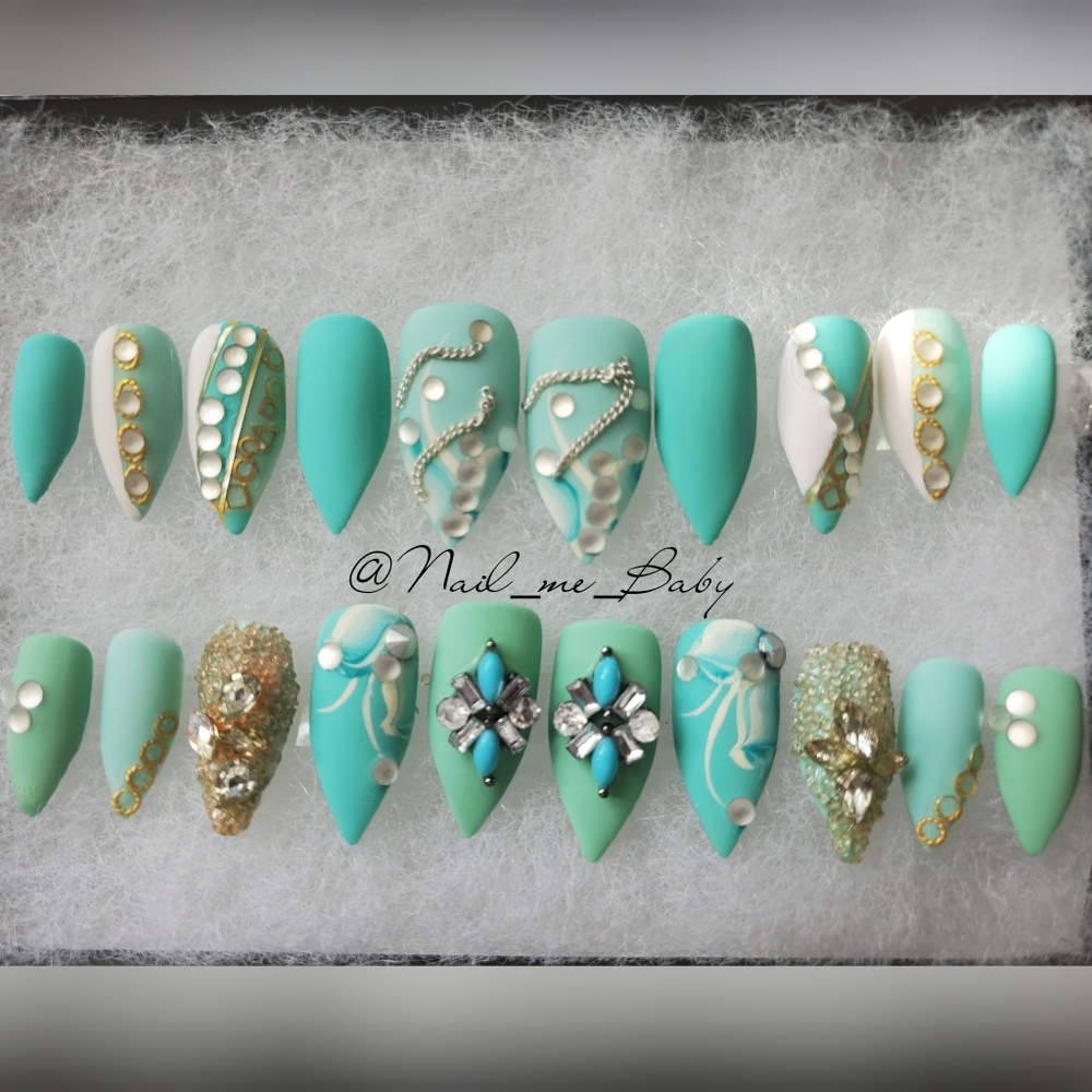 Luxurious press-on Nails - Picture 6 of 13